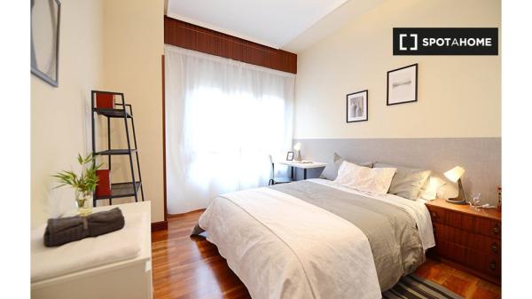 Room for rent in 4-bedroom apartment in Abando, Bilbao