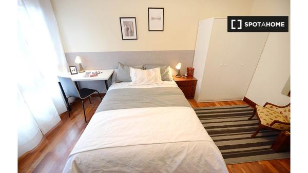 Room for rent in 4-bedroom apartment in Abando, Bilbao