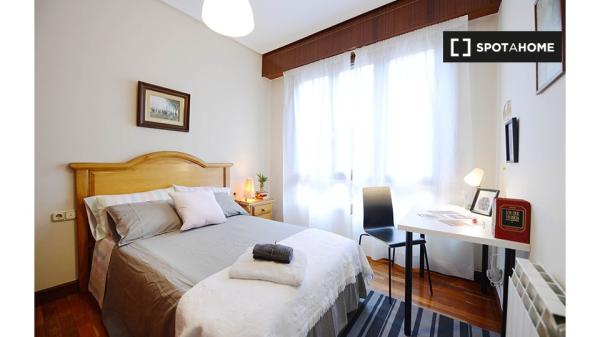 Room for rent in 4-bedroom apartment in Abando, Bilbao