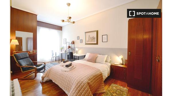 Room for rent in 4-bedroom apartment in Abando, Bilbao