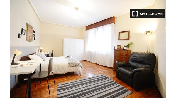 Room for rent in 4-bedroom apartment in Abando, Bilbao