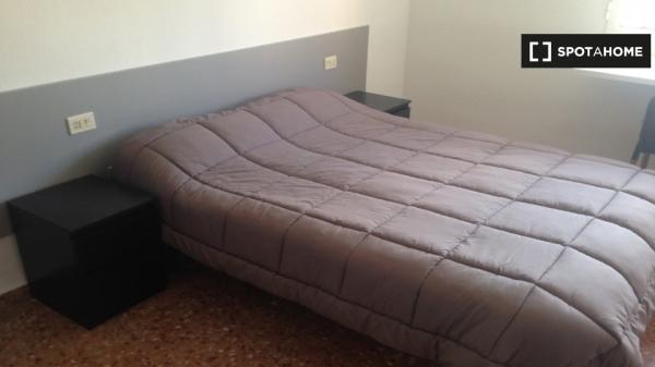 Dulce habitación para alquilar en apartamento de 4 camas, La Saïdia, Valencia