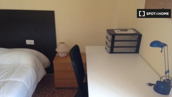 Se alquila habitación en apartamento de 4 dormitorios en La Saïdia, Valencia