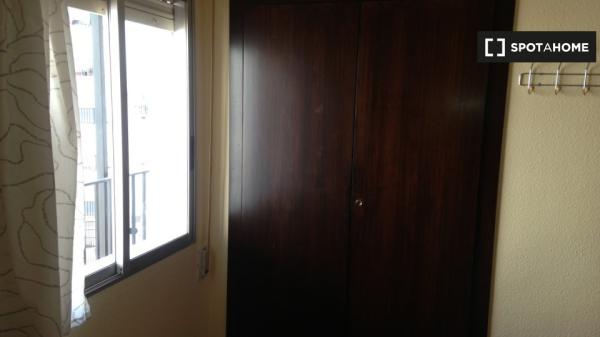 Se alquila habitación en apartamento de 4 dormitorios en La Saïdia, Valencia