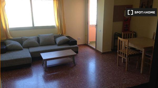 Se alquila habitación en apartamento de 4 dormitorios en La Saïdia, Valencia