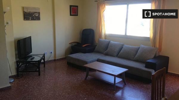 Se alquila habitación en apartamento de 4 dormitorios en La Saïdia, Valencia