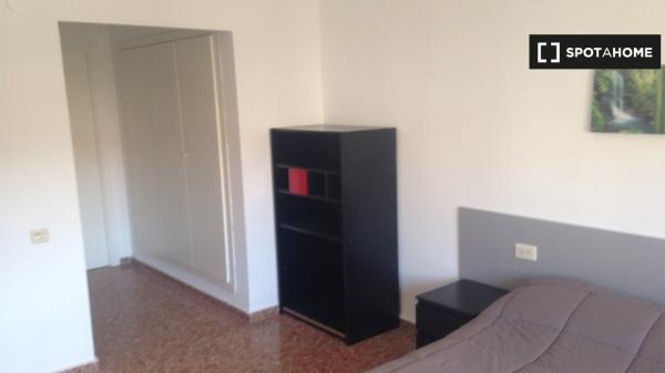 Acogedora habitación para alquilar en apartamento de 4 camas, La Saïdia, Valencia