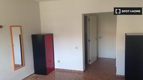 Acogedora habitación para alquilar en apartamento de 4 camas, La Saïdia, Valencia