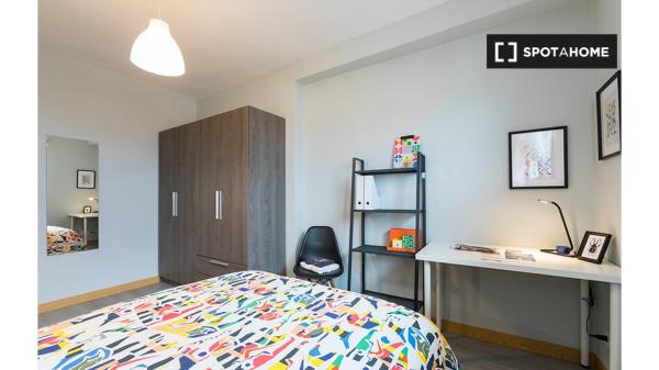 Se alquila habitación en piso de 3 dormitorios en Bilbao