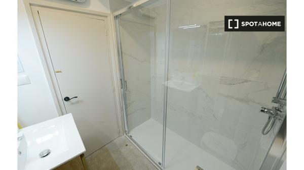 Se alquilan habitaciones en un apartamento de 4 dormitorios en Deusto, Bilbao