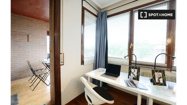 Modernes Zimmer in 4-Zimmer-Wohnung in Bilbao mit Balkon