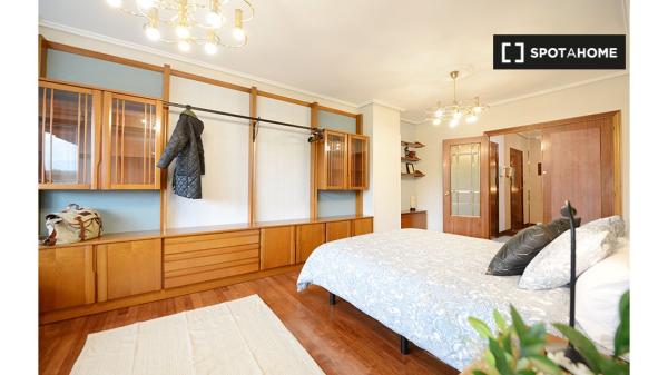 Modernes Zimmer in 4-Zimmer-Wohnung in Bilbao mit Balkon