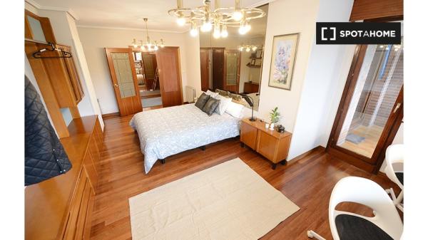 Camera moderna in appartamento con 4 camere da letto a Bilbao con balcone