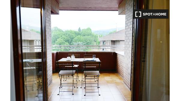 Quarto moderno em apartamento de 4 quartos em Bilbao com Varanda