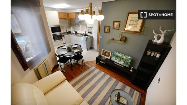 Quarto moderno em apartamento de 4 quartos em Bilbao com Varanda