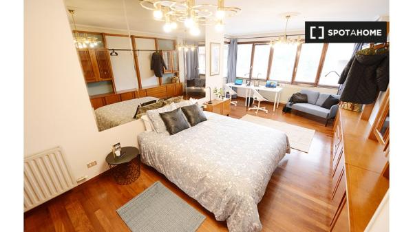 Habitación elegante en apartamento de 4 dormitorios en Bilbao