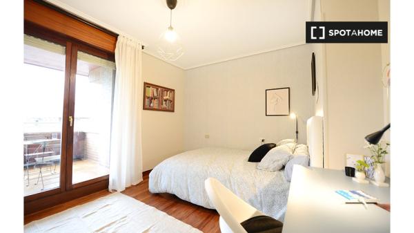 Quarto moderno em apartamento de 4 quartos em Bilbao com Varanda