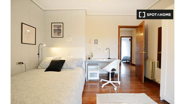 Quarto moderno em apartamento de 4 quartos em Bilbao com Varanda