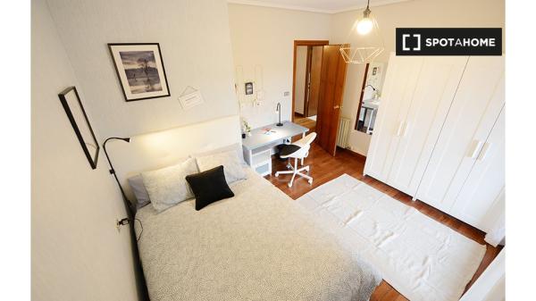 Quarto moderno em apartamento de 4 quartos em Bilbao com Varanda