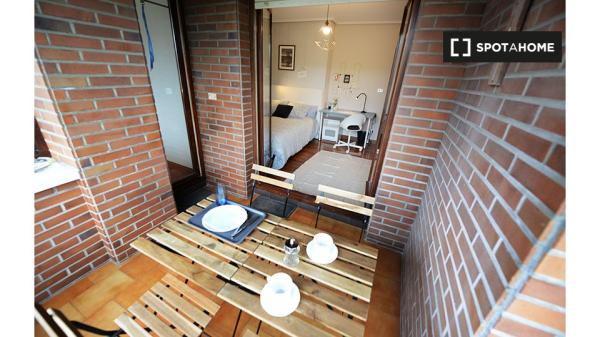 Modernes Zimmer in 4-Zimmer-Wohnung in Bilbao mit Balkon