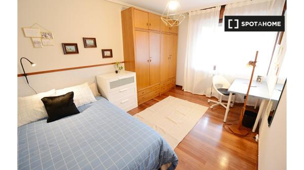 Modernes Zimmer in 4-Zimmer-Wohnung in Bilbao mit Balkon