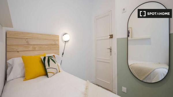 Chambre dans un appartement de 5 chambres à Madrid