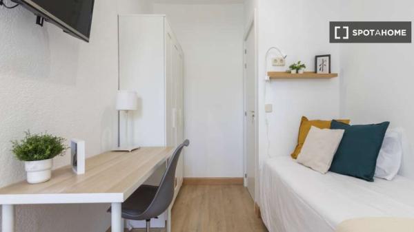 Zimmer zu vermieten in 3-Zimmer-Wohnung in Madrid