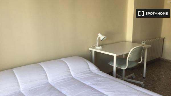 Habitación en apartamento de 4 dormitorios en El Pla del Real, Valencia