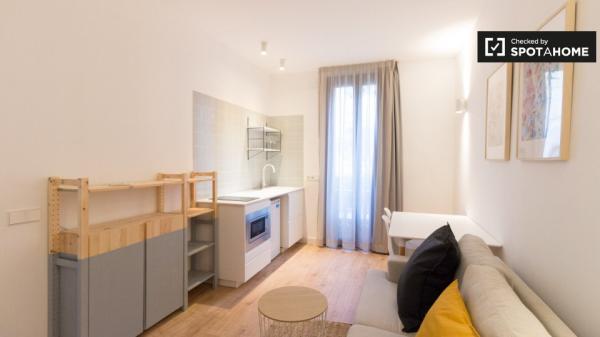 Acogedor estudio sobre jardín con baño en Gracia Co-living