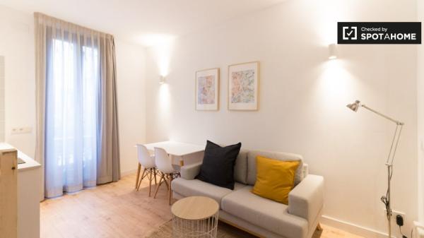 Acogedor estudio sobre jardín con baño en Gracia Co-living