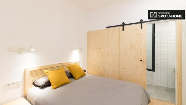 Acogedor estudio sobre jardín con baño en Gracia Co-living