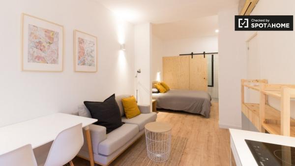 Acogedor estudio sobre jardín con baño en Gracia Co-living