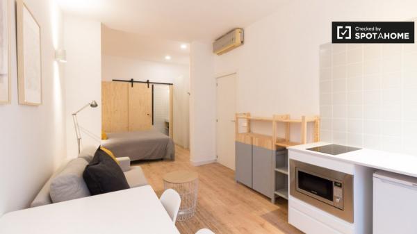 Acogedor estudio sobre jardín con baño en Gracia Co-living