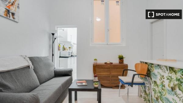 ¡Habitaciones en alquiler en un apartamento de 5 habitaciones en Madrid!