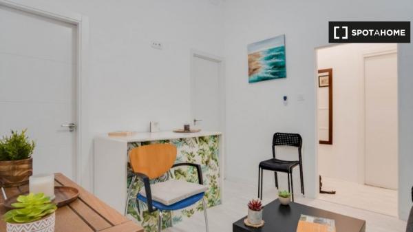 ¡Habitaciones en alquiler en un apartamento de 5 habitaciones en Madrid!