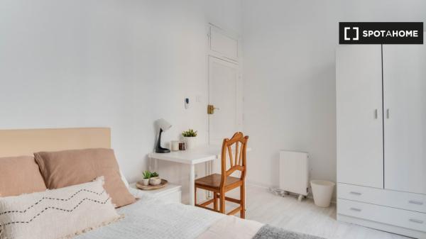 ¡Habitaciones en alquiler en un apartamento de 5 habitaciones en Madrid!