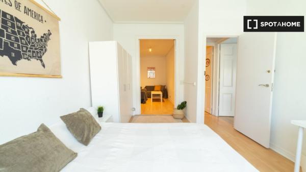 Habitaciones en piso de 4 dormitorios en alquiler en Zorrozaurre, Bilbao