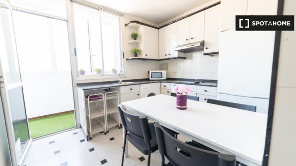 Habitaciones en piso de 4 dormitorios en alquiler en Zorrozaurre, Bilbao