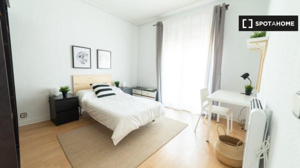 Habitaciones en piso de 4 dormitorios en alquiler en Zorrozaurre, Bilbao