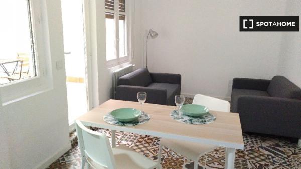 Se alquila habitación en apartamento de 4 dormitorios en Salamanca