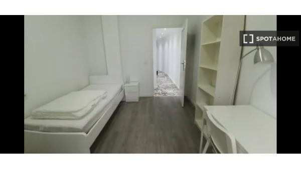 Se alquila habitación en apartamento de 4 dormitorios en Salamanca