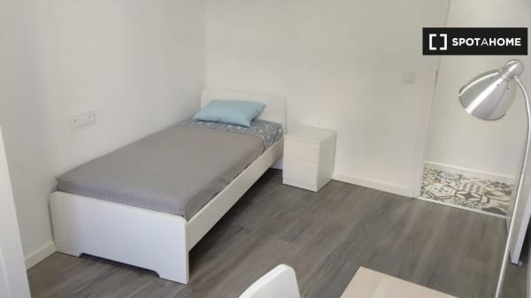 Se alquila habitación en apartamento de 4 dormitorios en Salamanca