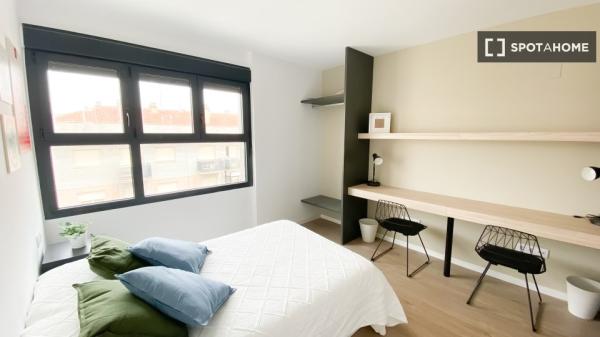 Se alquila habitación amueblada en Salamanca