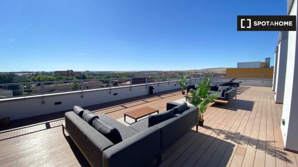 Se alquila habitación amueblada en Salamanca