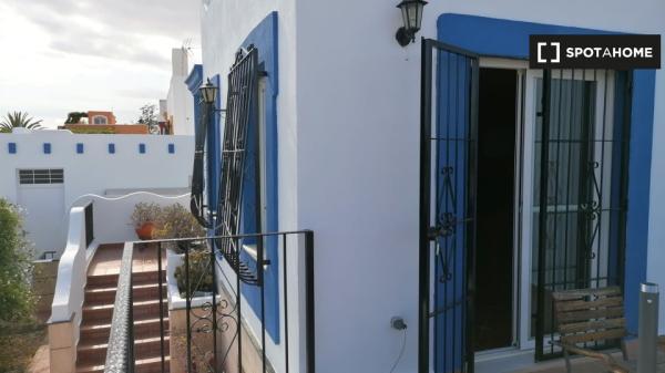 Piso de 1 dormitorio en alquiler en Retamar, Almería