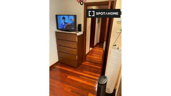 Room for rent in 3-bedroom apartment in Errekalde, Bilbao