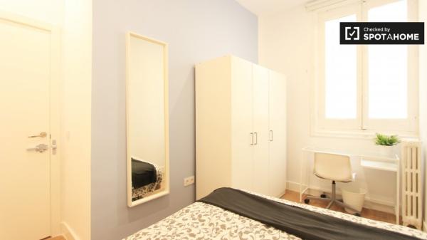 Relajante habitación en un piso de 8 dormitorios en Retiro, Madrid