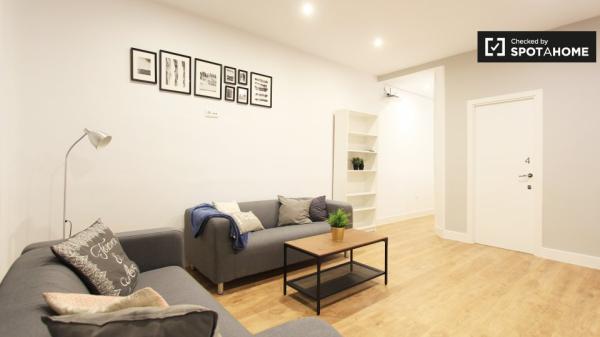 Relajante habitación en un piso de 8 dormitorios en Retiro, Madrid