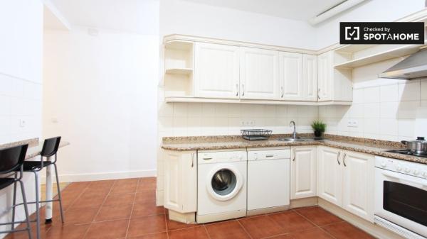 Relajante habitación en un piso de 8 dormitorios en Retiro, Madrid