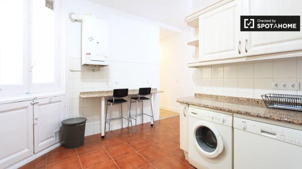 Relajante habitación en un piso de 8 dormitorios en Retiro, Madrid